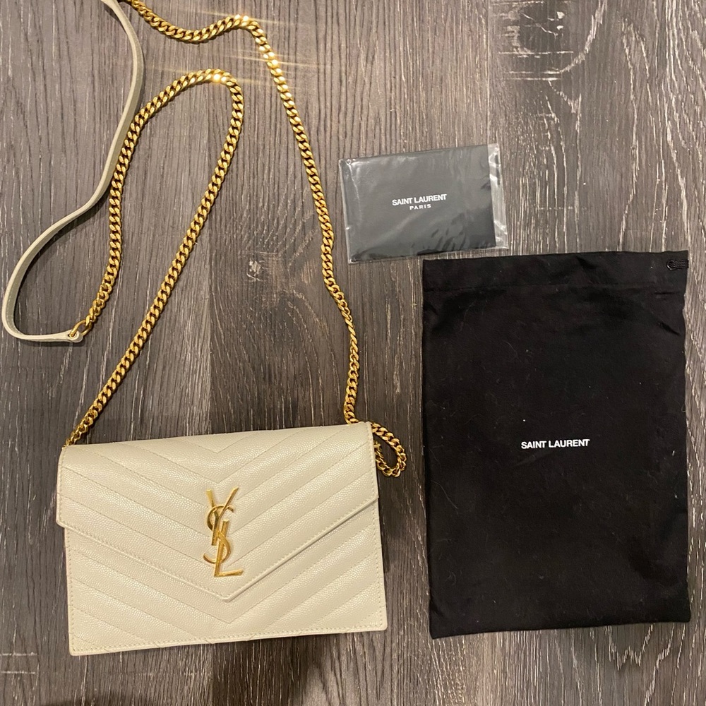 YSL CASSANDRE BAG IN EXCELLENT CONDITION, ALMOST NEW. COMES WITH A BAG.